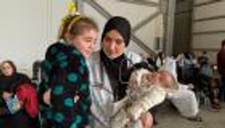 طبيبة إماراتية تأسر القلوب مع رضيعة فلسطينية من غزة