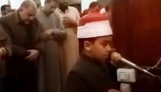 طفل بالزي الأزهري يؤم المصلين