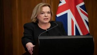 جوديث كولينز وزيرة حماية الاتصالات الحكومية في نيوزيلندا