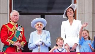 صورة أرشيفية للملكة إليزابيث وتشارلز وكيت