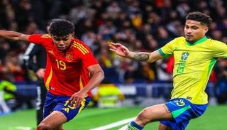 جانب من مباراة إسبانيا والبرازيل