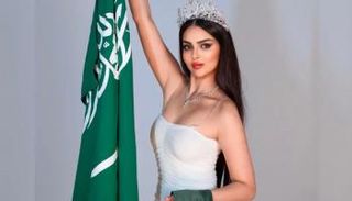 عارضة الأزياء السعودية رومي القحطاني