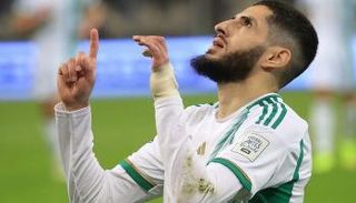 ياسين بنزية نجم منتخب الجزائر