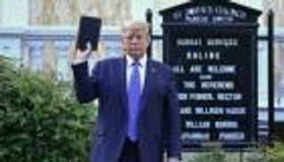 سباق الرئاسة.. ترامب يطلب المدد من «الكتاب المقدس»