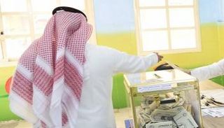 كويتي يدلي بصوته في انتخابات سابقة لمجلس الأمة - أرشيفية