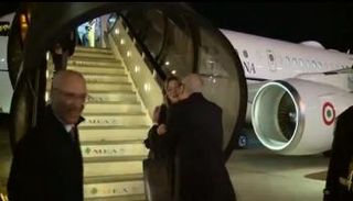رئيس وزراء لبنان نجيب ميقاتي يقبل المسؤولة الإيطالية