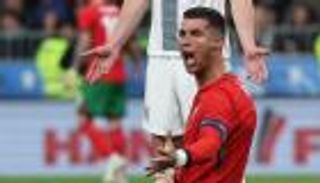 بقميص البرتغال.. هل تعمد نجم برشلونة تجاهل كريستيانو رونالدو؟ (فيديو)