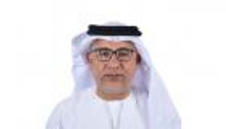 الإنسان بين الألم والمثالية