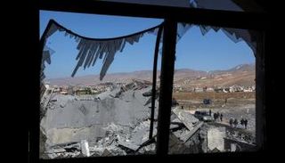 موقع متضرر جراء غارة إسرائيلية على لبنان