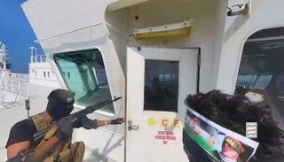 مقاتلون حوثيون يفتحون باب قمرة القيادة على متن سفينة الشحن غالاكسي ليدر