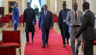 الرئيس المنتهية ولايته ماكي سال يتوسط فاي وسونكو - أ.ف.ب