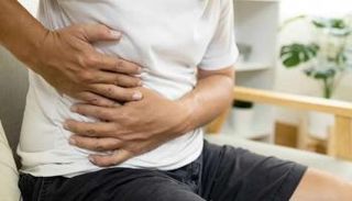 شخص يعاني من آلام المرارة