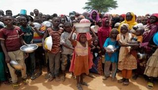 أطفال ينتظرون الطعام في مخيم نزوح بدارفور - أرشيفية