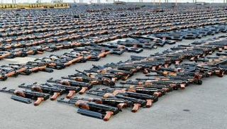 أسلحة مهربة مضبوطة كانت متجهة للحوثي.. أرشيفية