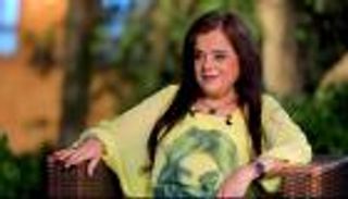 نادية شكري.. «الفتاة المهاجرة» تعود في هيئة «عجوز»