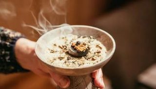 البخور يساعد على تطييب المنازل - تعبيرية