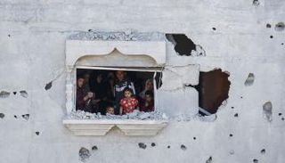 البشر والحجر تحت القصف الإسرائيلي في قطاع غزة