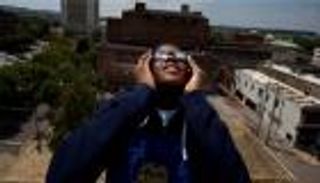 أضرار خطيرة عند النظر لكسوف الشمس.. تصل للعمى