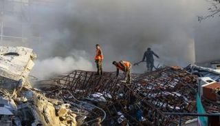 آثار الدمار جراء الضربة الإسرائيلية