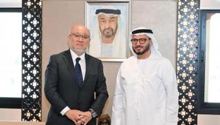 الدكتور أنور بن محمد قرقاش مع المبعوث الياباني