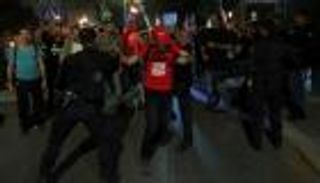 احتجاجات كبيرة تصل إلى عتبة منزل نتنياهو بالقدس الغربية وقبالة الكنيست