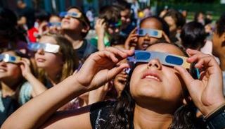 أطفال يرتدون نظارات كسوف الشمس