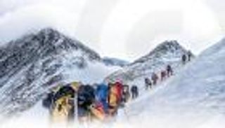 كارت أحمر للسياحة الفاخرة.. ماذا يحدث فوق أعلى قمة بالعالم؟