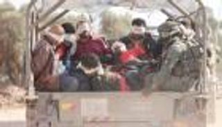 أصفاد تبتر الأطراف وظروف مميتة.. طبيب إسرائيلي يكشف مأساة معتقلي غزة