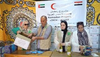 الهلال الأحمر الإماراتي يوزع كسوة العيد على الأيتام في مصر