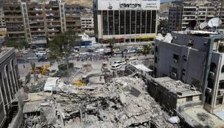 عمال الإنقاذ يبحثون عن ضحايا بين أنقاض مبنى ملحق بالسفارة الإيرانية بسوريا