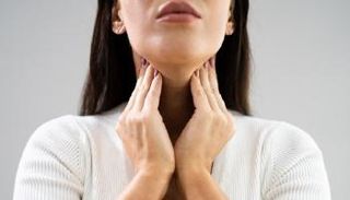  الغدة الدرقية تقع تحت تفاحة آدم