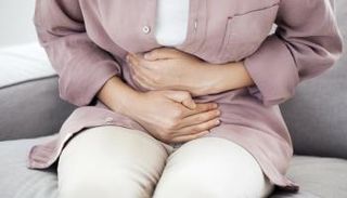 سيدة تعاني من آلام القولون