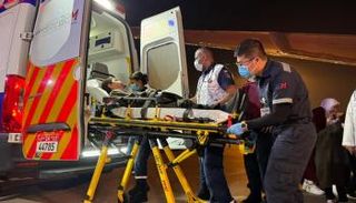 رجال الإسعاف ينقلون طفلا فلسطينيا لدى وصوله إلى أبوظبي