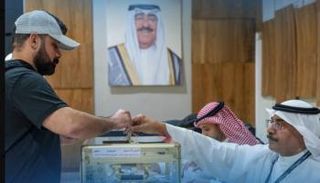 مواطن كويتي يدلي بصوته في انتخابات مجلس الأمة