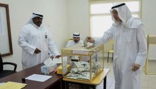 ناخب كويتي يدلي بصوته