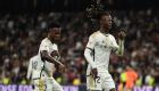 في قلب البحر.. عشاء ساحر يبهر فينيسيوس وكامافينغا بدبي (فيديو)