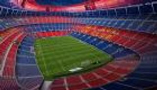ماذا سرق؟.. لص في ملعب برشلونة (فيديو)