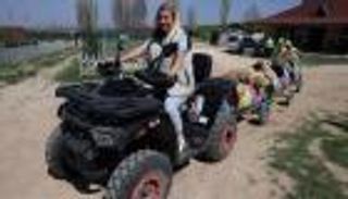 قطار بلاستيكي ينعش روح الكلاب المعاقة