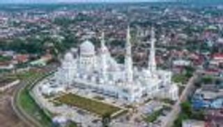 10 آلاف وجبة يوميا.. الإمارات تنثر الخير على الصائمين بمسجد الشيخ زايد في إندونيسيا