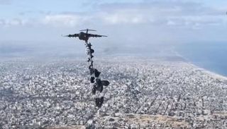 جانب من عملية إسقاط المساعدات