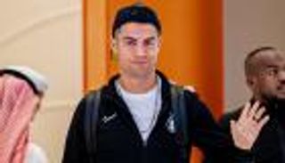 بتوقيع غريب لطفل.. كريستيانو رونالدو يخطف الأنظار في أبوظبي (فيديو)