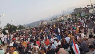 حشد من اليمنيين يحتفلون بذكرى تحرير عدن 