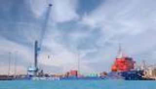 «موانئ دبي» تتسلم رافعة متنقلة حديثة تمهيدا لتشغيلها في ميناء السخنة