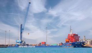 جانب من تسلم الرافعة 