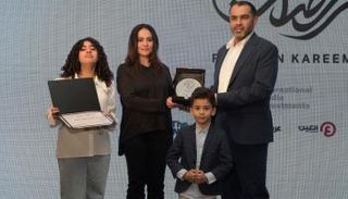 أحمد العلوي مع أسرة الفقيد أحمد شوقي العطار