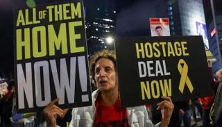 متظاهرة إسرائيلية تطالب بصفقة تبادل للأسرى - رويترز