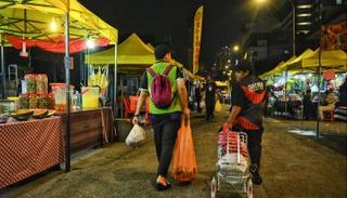 متطوعون يجمعون طعاما تبرع به أحد البازارت لصالح الفقراء في كوالالمبور