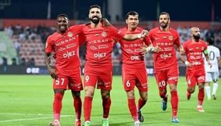 من مباراة شباب الأهلي والجزيرة بالدوري الإماراتي