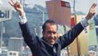 حمل السلاح ومصارعة الديوك والبصق.. عادات غريبة لرؤساء أمريكا 