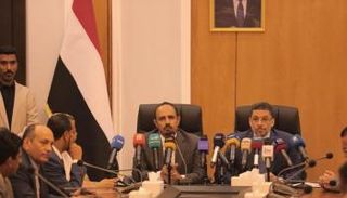 رئيس الحكومة اليمنية أحمد بن مبارك خلال لقاء قيادة السلطة المحلية بحضرموت